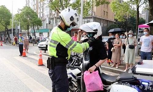 交警骑送高考生_交警送高考学生进入考场